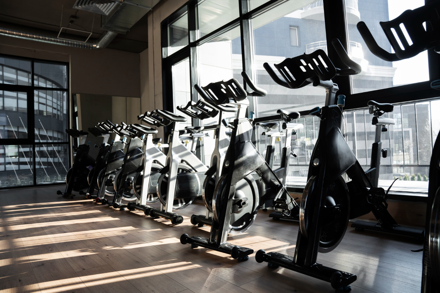 Abre las puertas a la salud y al éxito: ¡Invierte en nuestra inspiradora sala de fitness!
